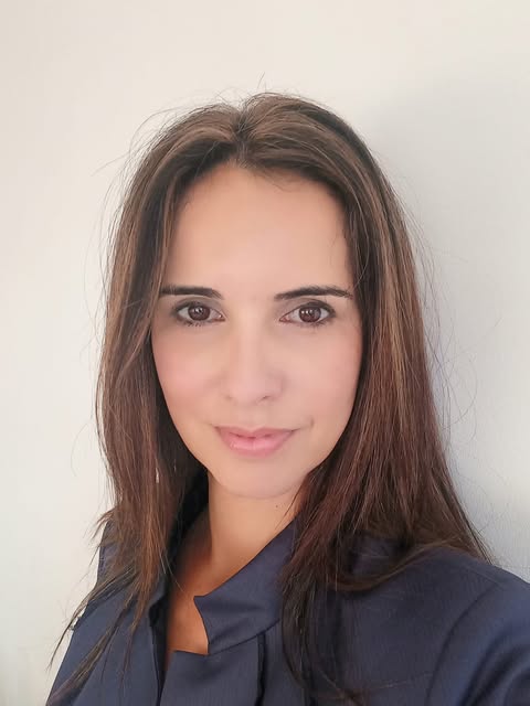Ser Feliz Porque Sim - Negócios & Marketing Humanizados - Testemunho de Ana Silva - Estou a ter formação em Planos de Comunicação com a Alexandra Martins e só tenho elogios a fazer. O seu profissionalismo e domínio das matérias são notáveis, e a forma fluida e clara com que transmite a informação torna tudo muito acessível e envolvente. A formação é muito prática, cheia de exemplos aplicáveis, e tem sido uma enorme mais-valia para o lançamento do meu negócio (através da criação do meu site e do desenvolvimento das minhas redes sociais - @anasilva_homeopata). Recomendo vivamente a quem procura aprender de forma eficiente e inspiradora!
